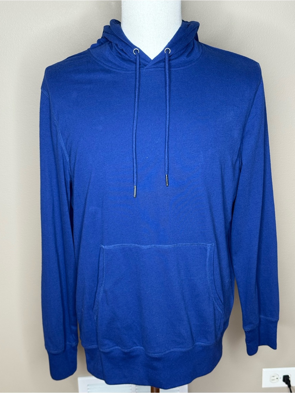 Amazon Essentials men’s blue hooded sweatshirt with pockets size M.